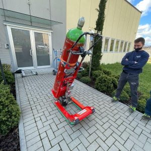 Transport von einer Feuerlöschflasche