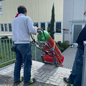 Transport von einer Feuerlöschflasche