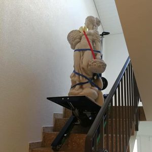 Transport eine Statue auf Treppe