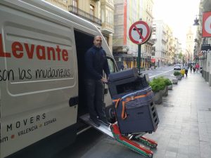 Verladen eines Fotokopierers in einen Transporter